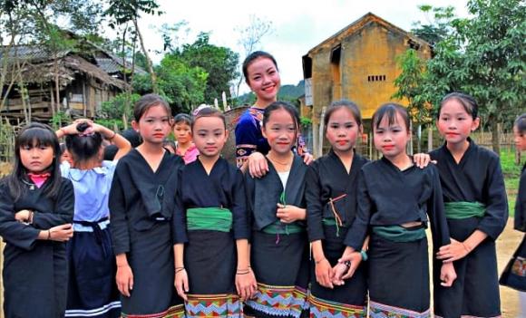  dân tộc ít người nhất Việt Nam,  dân tộc Ơ Đu,  tục đẻ ngồi góc nhà, Tày Hạt