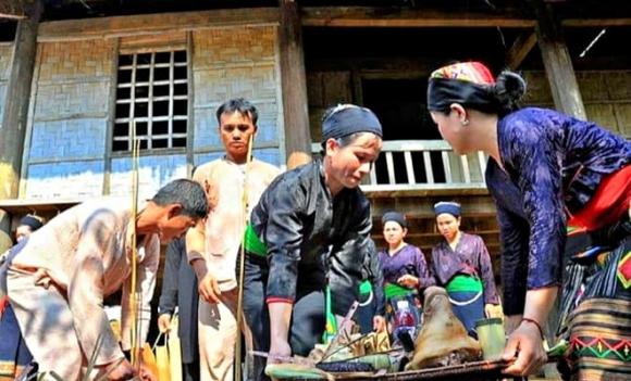  dân tộc ít người nhất Việt Nam,  dân tộc Ơ Đu,  tục đẻ ngồi góc nhà, Tày Hạt