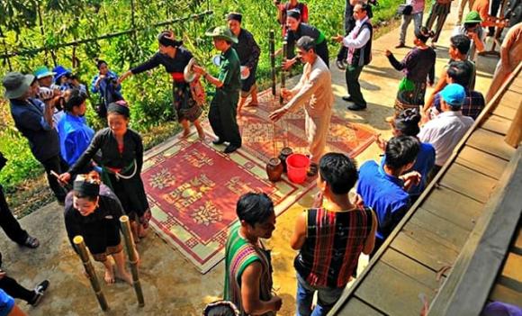  dân tộc ít người nhất Việt Nam,  dân tộc Ơ Đu,  tục đẻ ngồi góc nhà, Tày Hạt