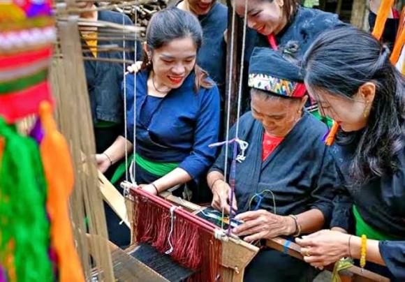  dân tộc ít người nhất Việt Nam,  dân tộc Ơ Đu,  tục đẻ ngồi góc nhà, Tày Hạt