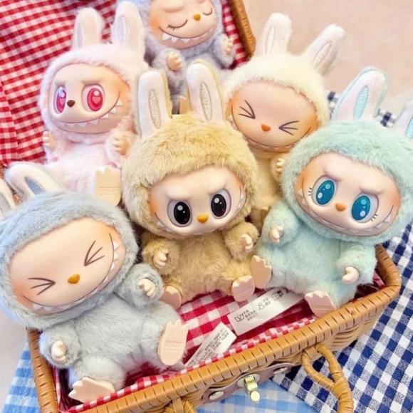 Labubu, Baby three, táo đỏ