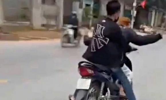 xe máy, vi phạm giao thông, luật giao thông đường bộ, Ngồi sau vòng tay qua người ngồi trước