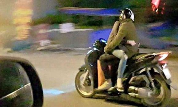 xe máy, vi phạm giao thông, luật giao thông đường bộ, Ngồi sau vòng tay qua người ngồi trước