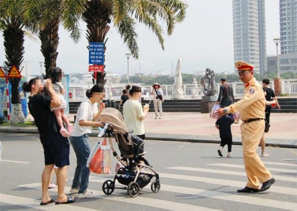 Người đi bộ vượt đèn đỏ, vi phạm giao thông