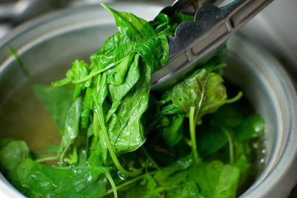 rau phải chần trước khi ăn, chần rau