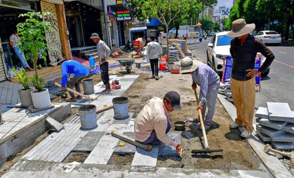 Đi bộ dưới lòng đường, vỉa hè đang thi công, vi phạm pháp luật