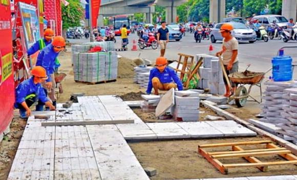 Đi bộ dưới lòng đường, vỉa hè đang thi công, vi phạm pháp luật