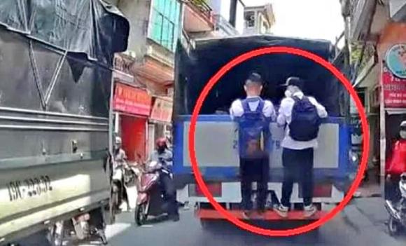 Người đi bộ, đu bám xe đang chạy, vi phạm giao thông