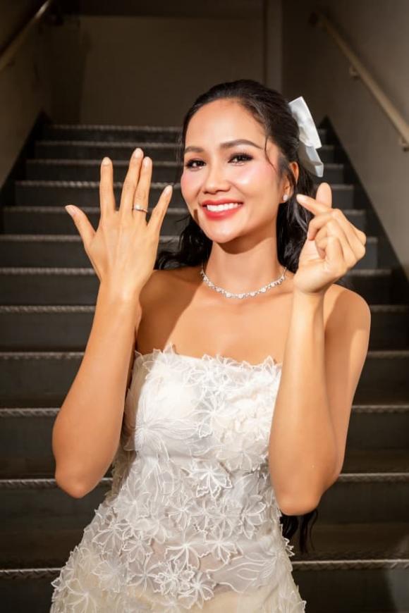 Hoa hậu H'Hen Niê, sao Việt