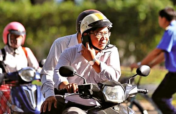 nghe điện thoại, vi phạm giao thông, lỗi vừa đi xe máy vừa nghe điện thoại