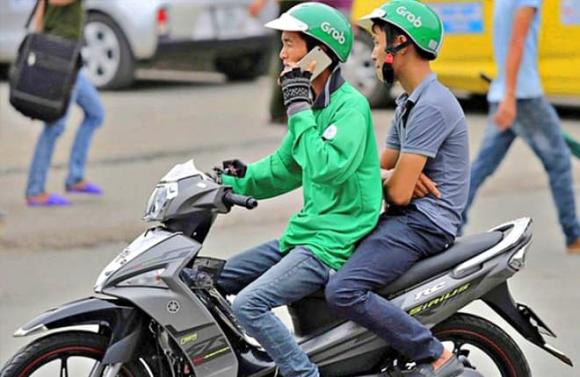 nghe điện thoại, vi phạm giao thông, lỗi vừa đi xe máy vừa nghe điện thoại