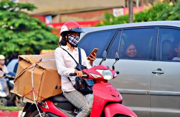 nghe điện thoại, vi phạm giao thông, lỗi vừa đi xe máy vừa nghe điện thoại