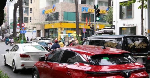 Dừng xe khi đèn xanh còn vài giây