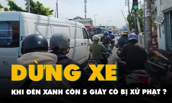 Dừng xe khi đèn xanh còn vài giây