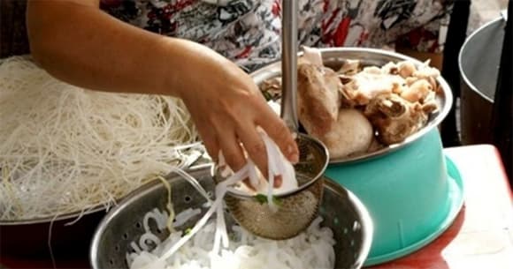 vệ sinh an toàn thực phẩm, không dùng găng tay khi bán thực phẩm chín sẽ bị phạt