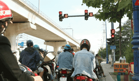 Nghị định 168, mức phạt chắn lối rẽ đèn đỏ