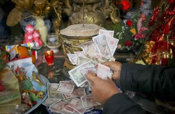 thắp hương, mùng 1, đặt tiền lên thắp hương