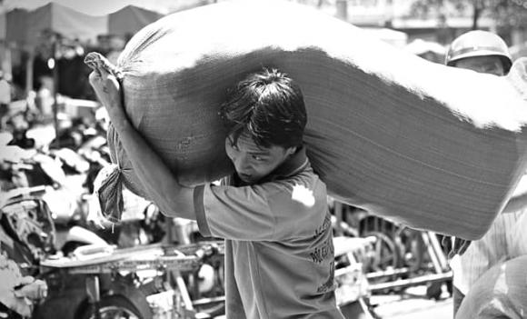 người điều khiển ô tô, xe máy, người đi bộ, vi phạm giao thông, vác đồ vật cồng kềnh gây cản trở giao thông