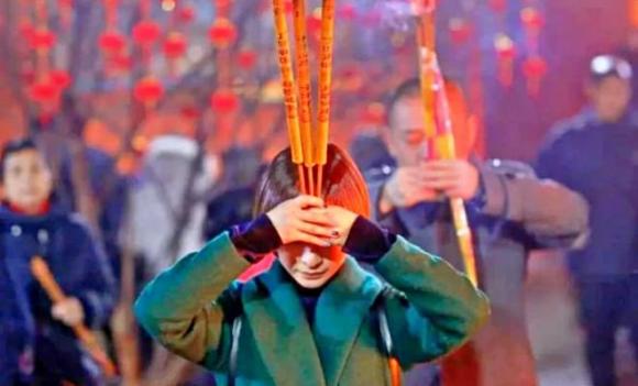 người nghèo, người giàu, giàu nghèo, thờ Phật, đốt hương
