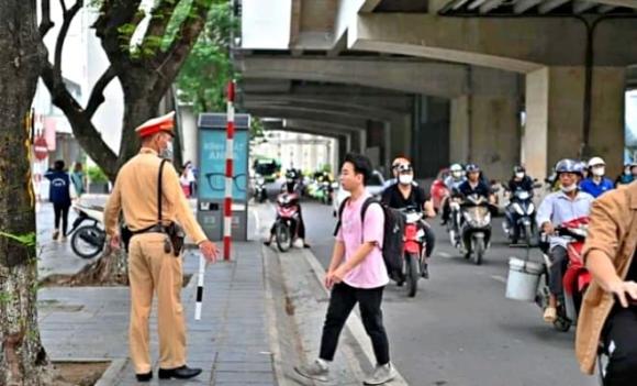 người đi bộ, vi phạm giao thông, đi bộ sang đường, vẫy tay báo hiệu khi qua đường