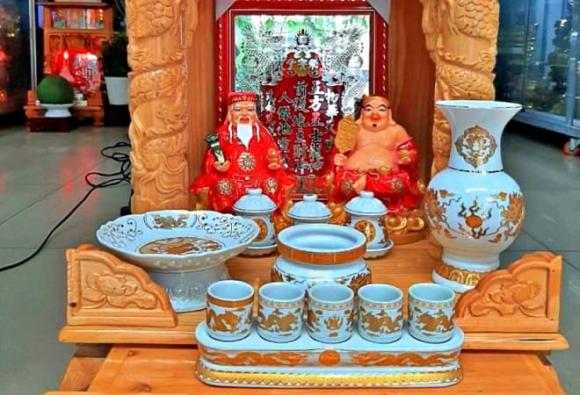 tài lộc , bàn thờ, ba hũ gạo, muối, nước