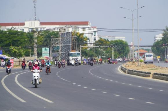 vạch kẻ đường màu vàng và trắng