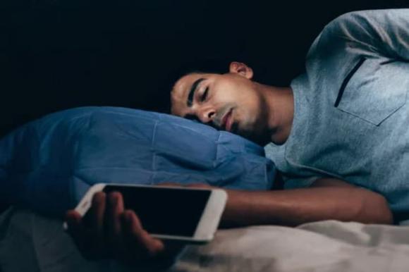 Có nên để điện thoại cách xa 1,5 mét, có nên để điện thoại đầu