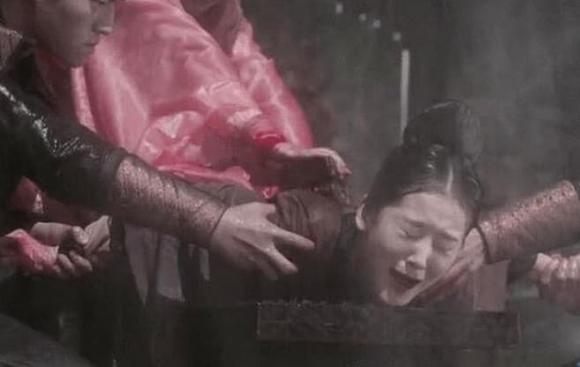 Hình phạt gội rửa, tra tấn nữ từ nhân thời cổ đại