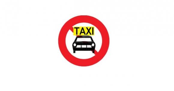  xe taxi đi vào đường có biển cấm