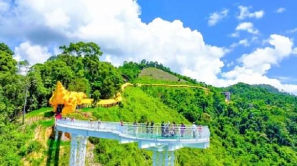 hành lang có mái che hình rồng vắt qua núi dài nhất Việt Nam