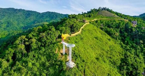 hành lang có mái che hình rồng vắt qua núi dài nhất Việt Nam