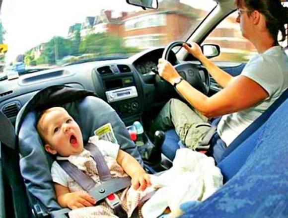 ô tô, cấm trẻ ngồi ghế trước ô tô, vi phạm giao thông