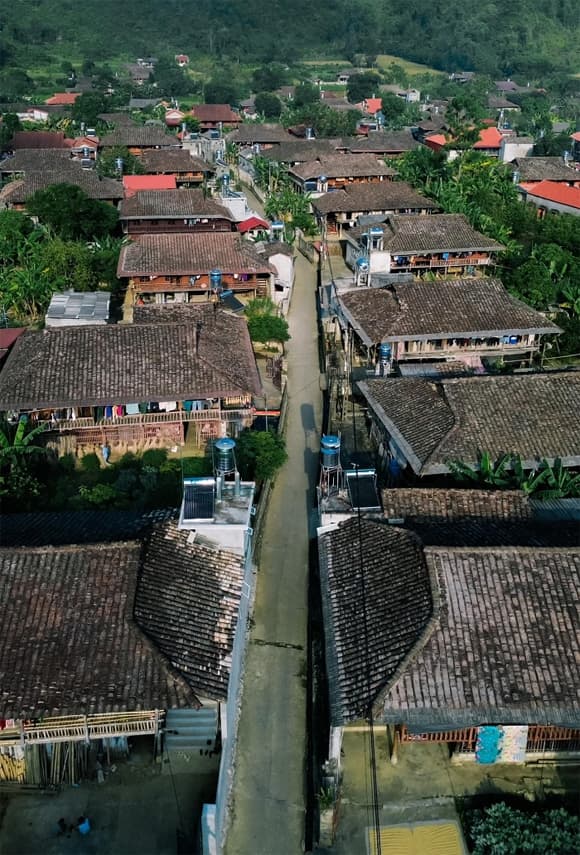 Làng có hơn 400 ngôi nhà đều quay về một hướng, Làng Quỳnh Sơn