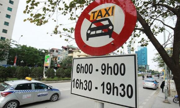  xe taxi đi vào đường có biển cấm