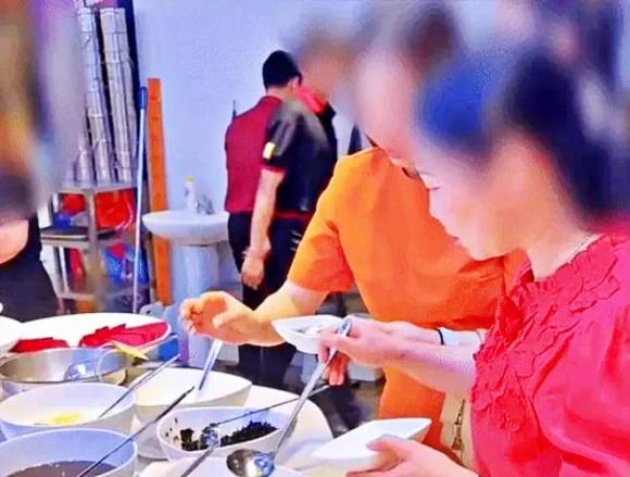 Haidilao, lẩu, khách hàng đi tiểu vào nồi lẩu, nhà hàng