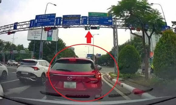 Ô tô dừng đèn đỏ chắn lối rẽ phải, nghị định 168