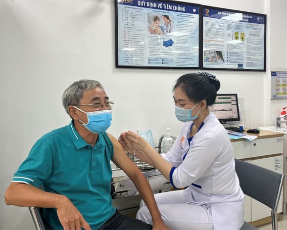 8 loại vắc xin quan trọng cho người 50-70 tuổi, sức khỏe