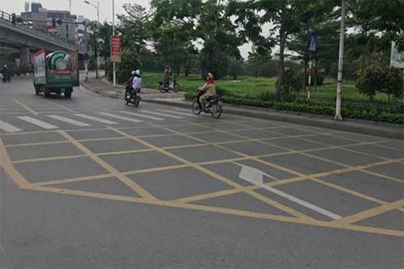 Vạch mắt võng, Vạch mắt võng ở làn rẽ phải, luật giao thông