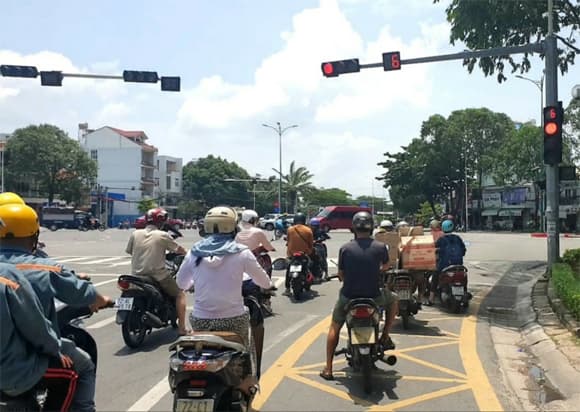 Vạch mắt võng, Vạch mắt võng ở làn rẽ phải, luật giao thông
