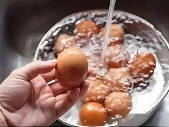 người tao tuổi, quả trứng, bữa sáng