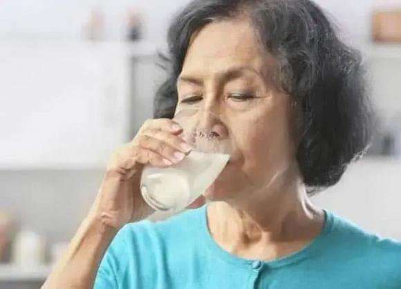 uống sữa, người cao tuổi, chăm sóc sức khỏe