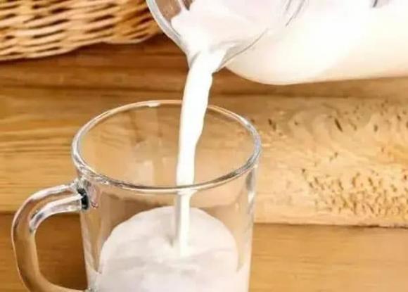 uống sữa, người cao tuổi, chăm sóc sức khỏe