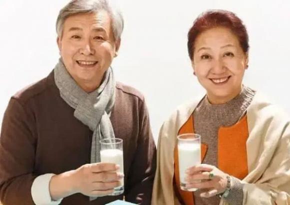 uống sữa, người cao tuổi, chăm sóc sức khỏe