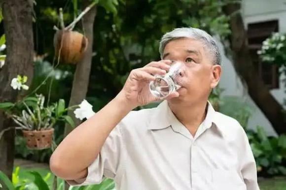 uống nước, người già, bệnh tim mạch