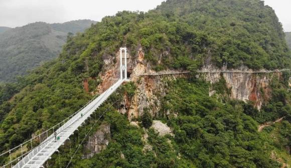 Tỉnh sơn la, nhà máy thuỷ điện sơn la, Cầu kính Bạch Long 