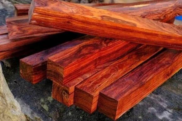 Bộ bàn ghế làm từ gỗ quý, gỗ trắc