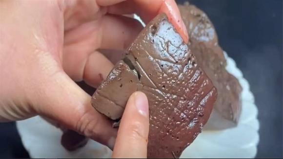 tiết lợn, cách chọn mua tiết lợn ngon