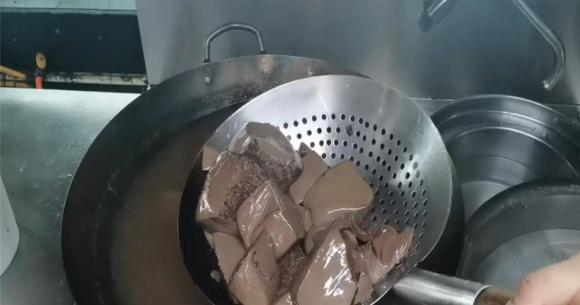 tiết lợn, cách chọn mua tiết lợn ngon