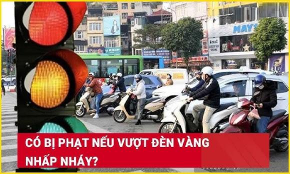 vượt đèn vàng nhấp nháy