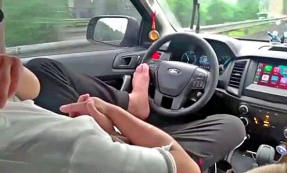 ô tô, dùng chân điều khiển vô lăng ô tô, vi phạm giao thông